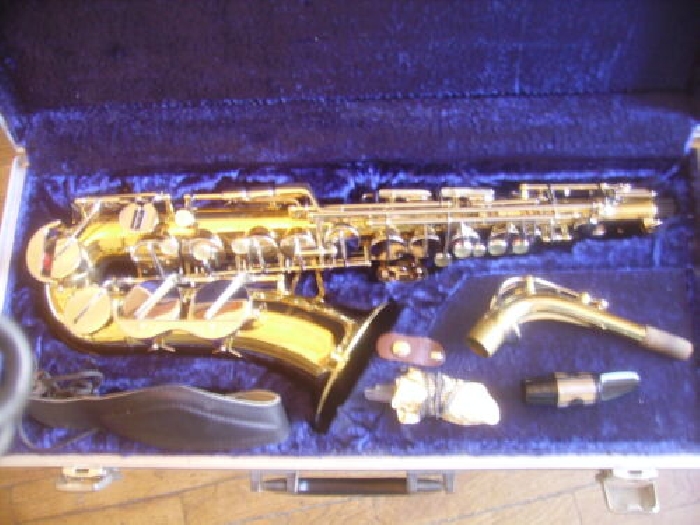 Saxophone Alto amati AAS 21 Etat neuf. Sans FA# aigu.Verni or Clés chromées 