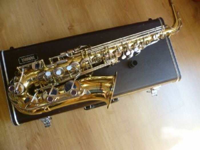 Saxophone alto YAMAHA YAS 32F . PURPLE LOGO